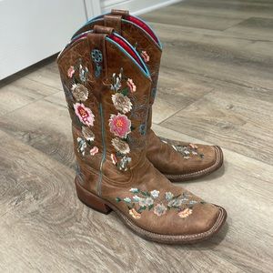 Girls macie bean boot. Size 4.